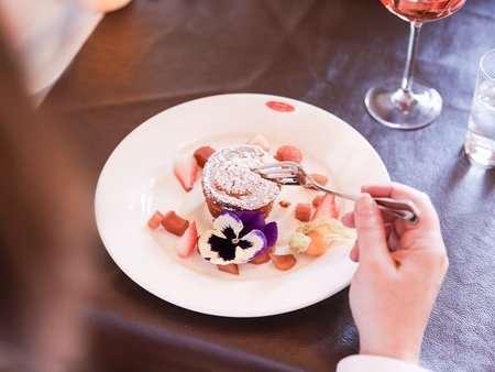 Dessert i restauranten hos Hotel Postgaarden